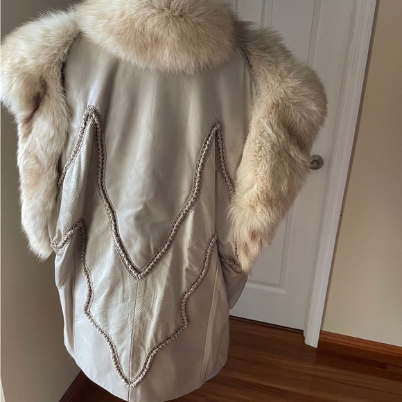 This is an absolutely stunning Norma Canada vintage women's Fur natural jacket - Picture 7 of 9